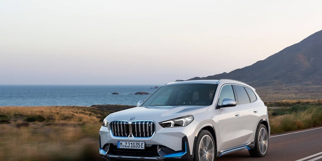 The BMW X1 receives a 100% electric version for the first time