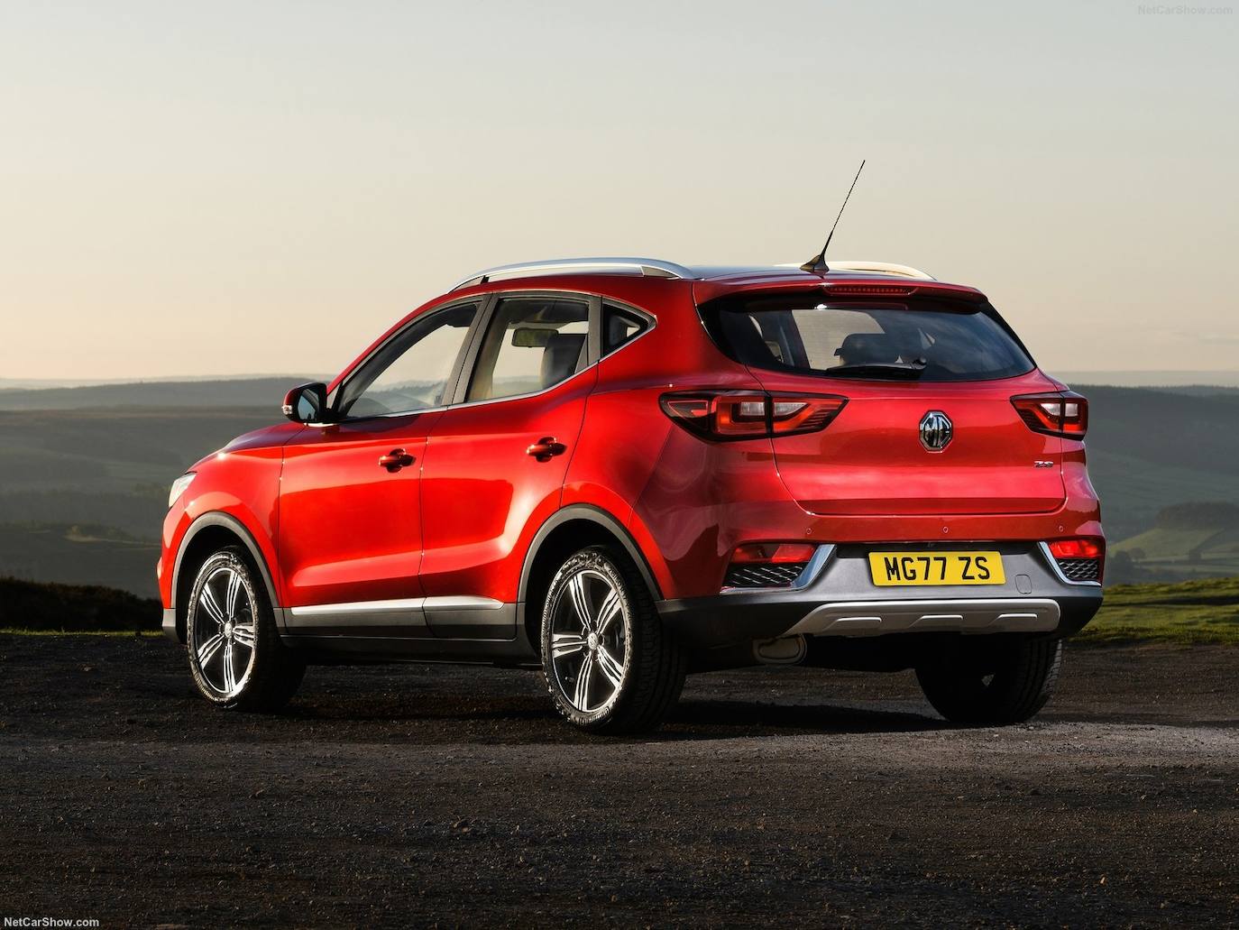 MG ZS (988 unidades). 17.190 €. Disponible en gasolinacon 105 y 110 CV, con un consumo de 6,6 l/100 km. La versión 100% eléctrica cuesta 32.480 €, y tiene 320 km de autonomía.