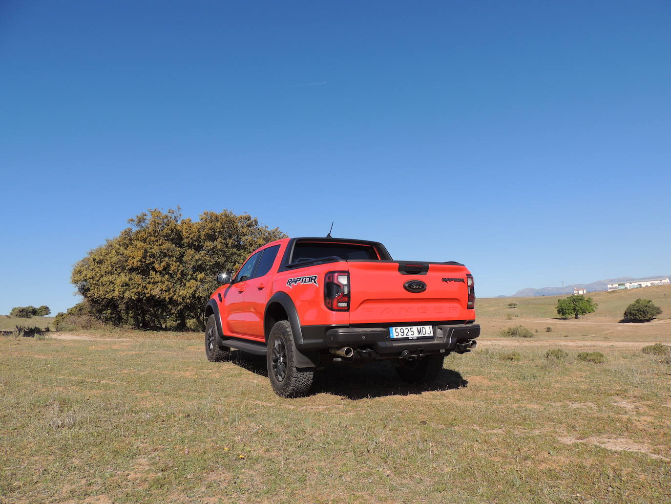 El Ranger Raptor se enfrentó a terrenos desafiantes, motoristas, vehículos todo terreno, explosiones y mucho más en el vídeo 'Bad-ass' que apoyó su lanzamiento en 2018. El Ranger Raptor Special Edition volvió a la gran pantalla para ofrecer nuevas emociones en el último vídeo titulado 'The Good, The Bad and the Bad-RSE'. Rodado en un escenario de spaghetti western, el Raptor despistó a unos bandidos hostiles ayudado por otros modelos del Ranger, demostrando su gran destreza off-road.