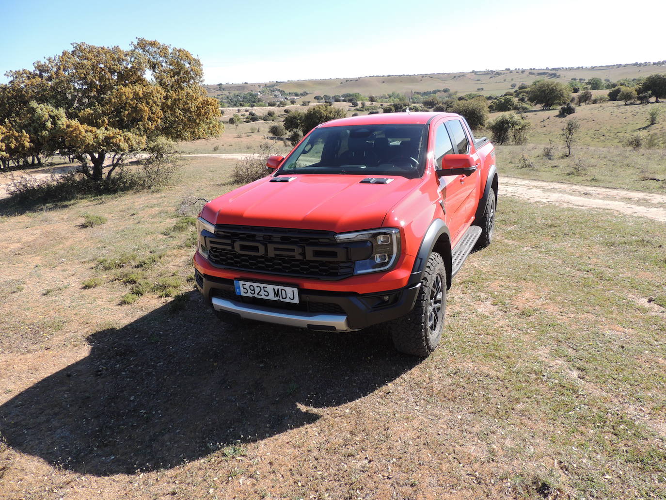 El Ranger Raptor también tuvo una presencia destacada en el videoclip ‘Dosis’ del grupo español DVICIO, conde demostró su fuerza y robustez en un entorno natural y salvaje.