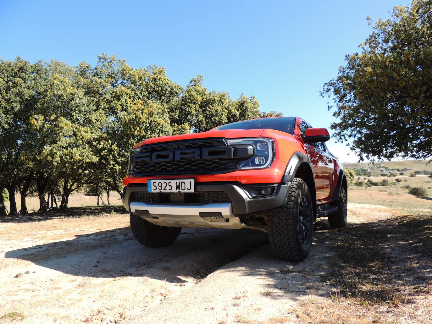 Este modelo inauguró una nueva categoría en Europa, la de las pickups off-road de altas prestaciones, en la que todavía no tiene rivales. La segunda generación del Ranger Raptor incide en las virtudes de su predecesor y lleva a un más lejos su carácter robusto y prestacional.