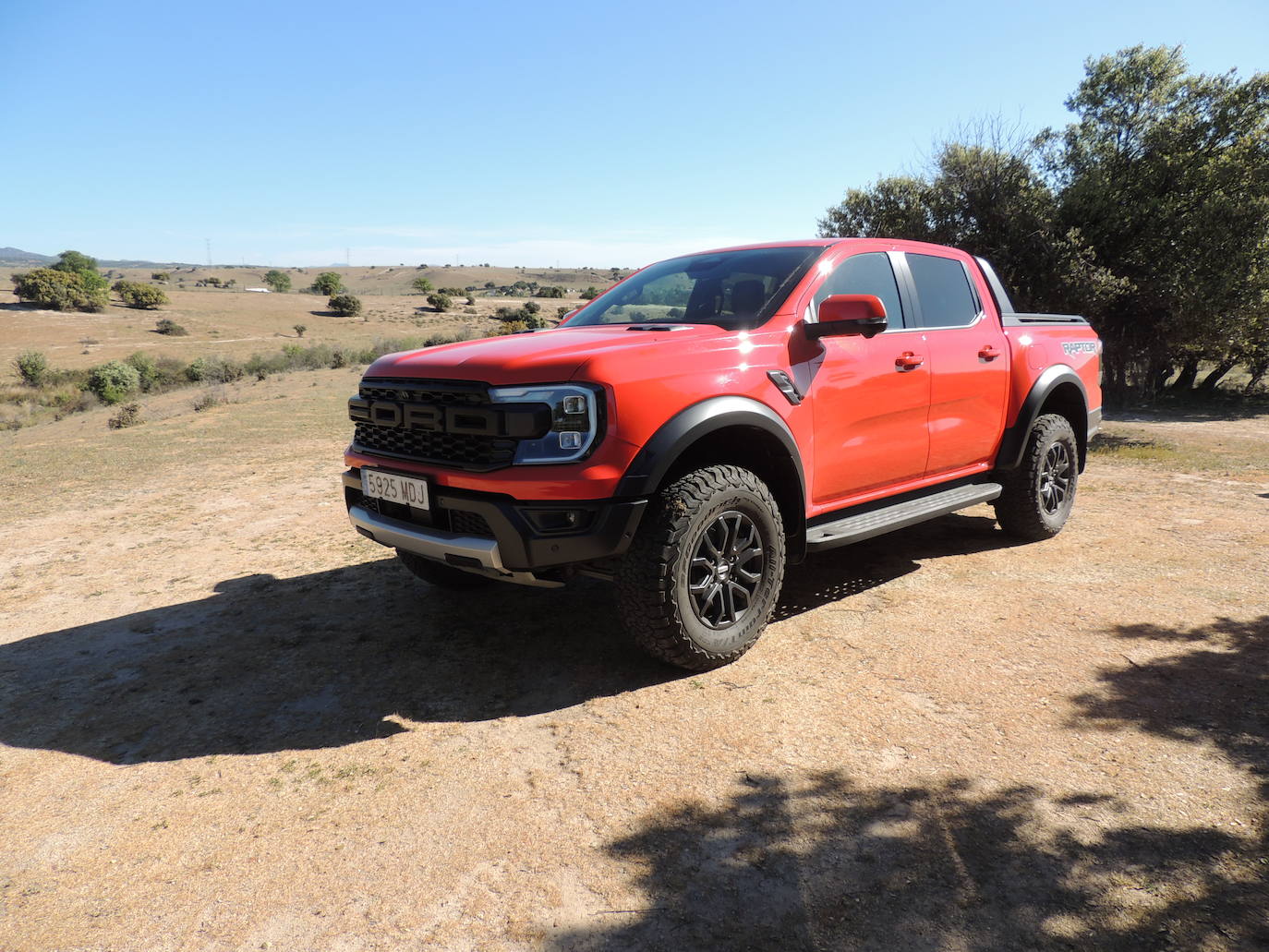 Construido para mandar en el desierto, las montañas y en cualquier lugar intermedio, el Ranger Raptor de nueva generación eleva el listón de las prestaciones off-road como un pickup construido para los verdaderos entusiastas.