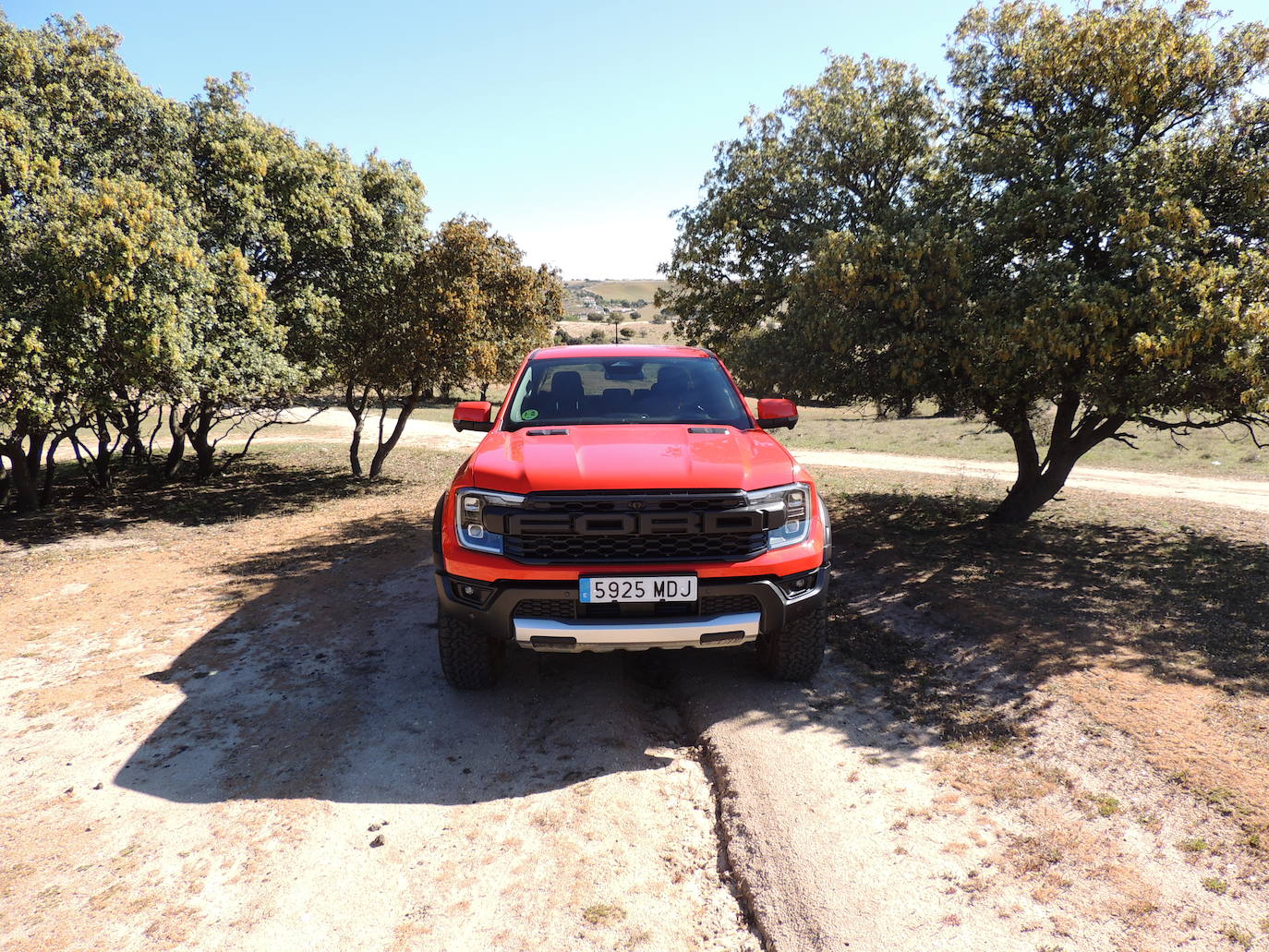 Destacando aún más la diversidad de la innovación de Ford Performance, la nueva generación de Ranger Raptor hizo su debut dinámico en Europa en Goodwood con el Very Gay Raptor. Este modelo reafirma el compromiso a largo plazo de Ford con la comunidad LGBTQ+ a través de serie ’Tough Talks‘, presentadas por la leyenda del rugby galés Gareth Thomas, el primer jugador de rugby abiertamente gay. Creado en 2021, el Very Gay Raptor nació como respuesta a un comentario negativo en las redes sociales, en el que Ford vistió su modelo más duro en oro brillante adornado con gráficos del arco iris. La respuesta positiva online fue tan abrumadora que Ford decidió hacerlo realidad, y desde entonces se emplea como herramienta contra la discriminación.