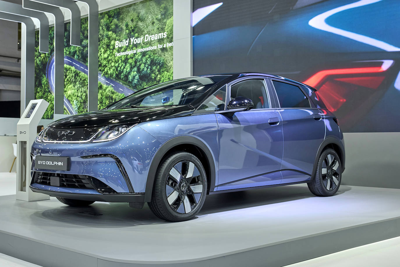 BYD (Build Your Dreams) ha debutado en Automobile Barcelona con el anuncio de los precios de venta al público del DOLPHIN, el nuevo turismo del segmento C de BYD, que ya admite reservas para atender las primeras entregas en septiembre de 2023. A su tarifa de precios oficial, que va de los 29.990 del acabado Active hasta los 37.690 euros del acabado Design, se aplica un descuento adicional de 2.420 euros en la versión tope de gama durante el desarrollo de Automobile Barcelona. Una promoción que también está disponible para el BYD ATTO 3 Design, con un PVP de 42.900 euros. Adicionalmente a este descuento, tanto el nuevo DOLPHIN como el ATTO 3 son elegibles para el plan MOVES III.