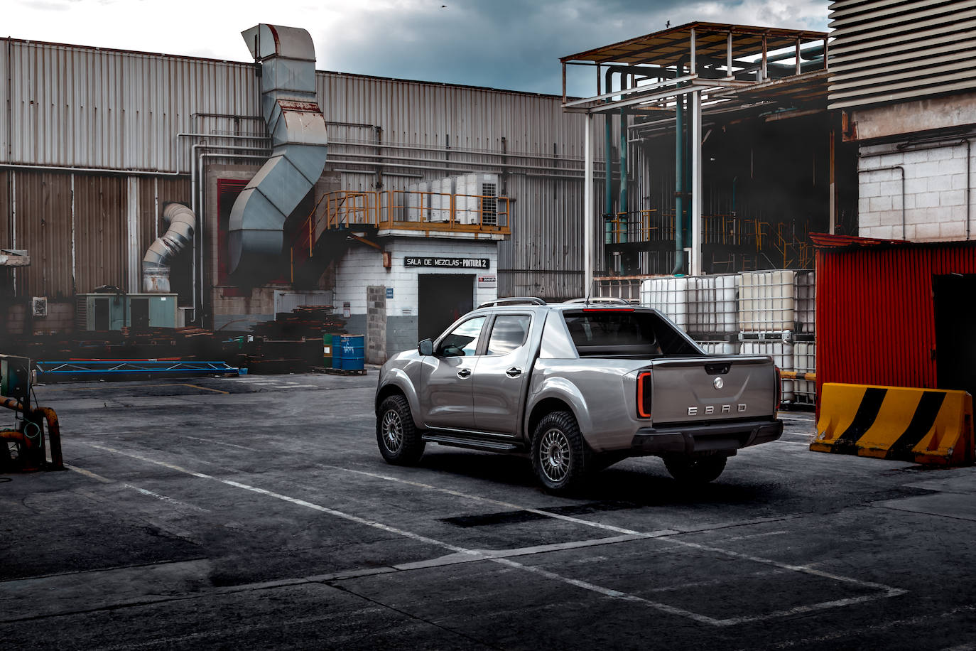 La Pick-up de EBRO, 100% eléctrica y destinada al sector profesional, se ha mostrado por primera vez en un acto que ha servido para relanzar la marca tras su desaparición en 1987. Con tracción trasera o 4X4, y 299 CV, y una autonomía de 440 km. Se producirá en la fábrica D-Hub de Zona Franca (Barcelona)