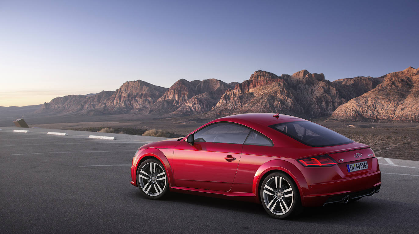 En el curso del proceso de añadir más emoción a la marca a través de un diseño fresco y progresista, el diseñador estadounidense Freeman Thomas, a las órdenes del entonces Jefe de Diseño Peter Schreyer, creó el Audi TT Coupé, un deportivo en su estado más puro. Audi presentó el estudio conceptual en el Salón del Automóvil de Frankfurt en septiembre de 1995.