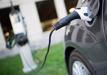Chispazos, fuego, explosiones: ¿son peligrosos los coches eléctricos?