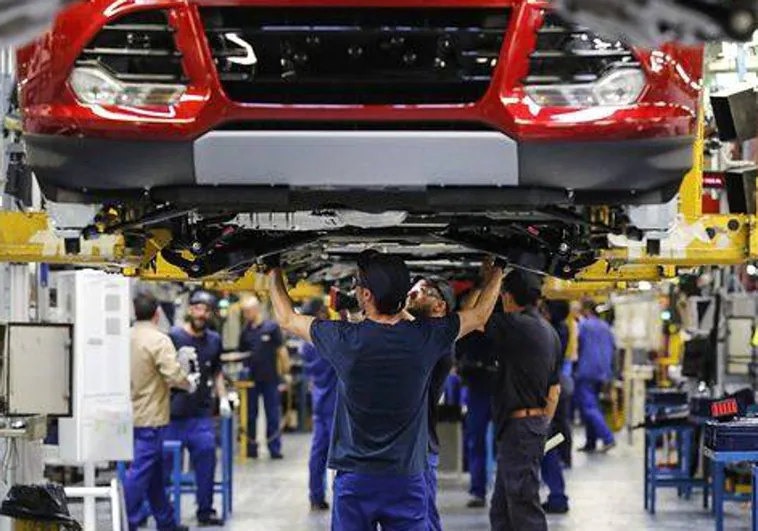 La producción de coches se ralentiza hasta el 3,2% en abril