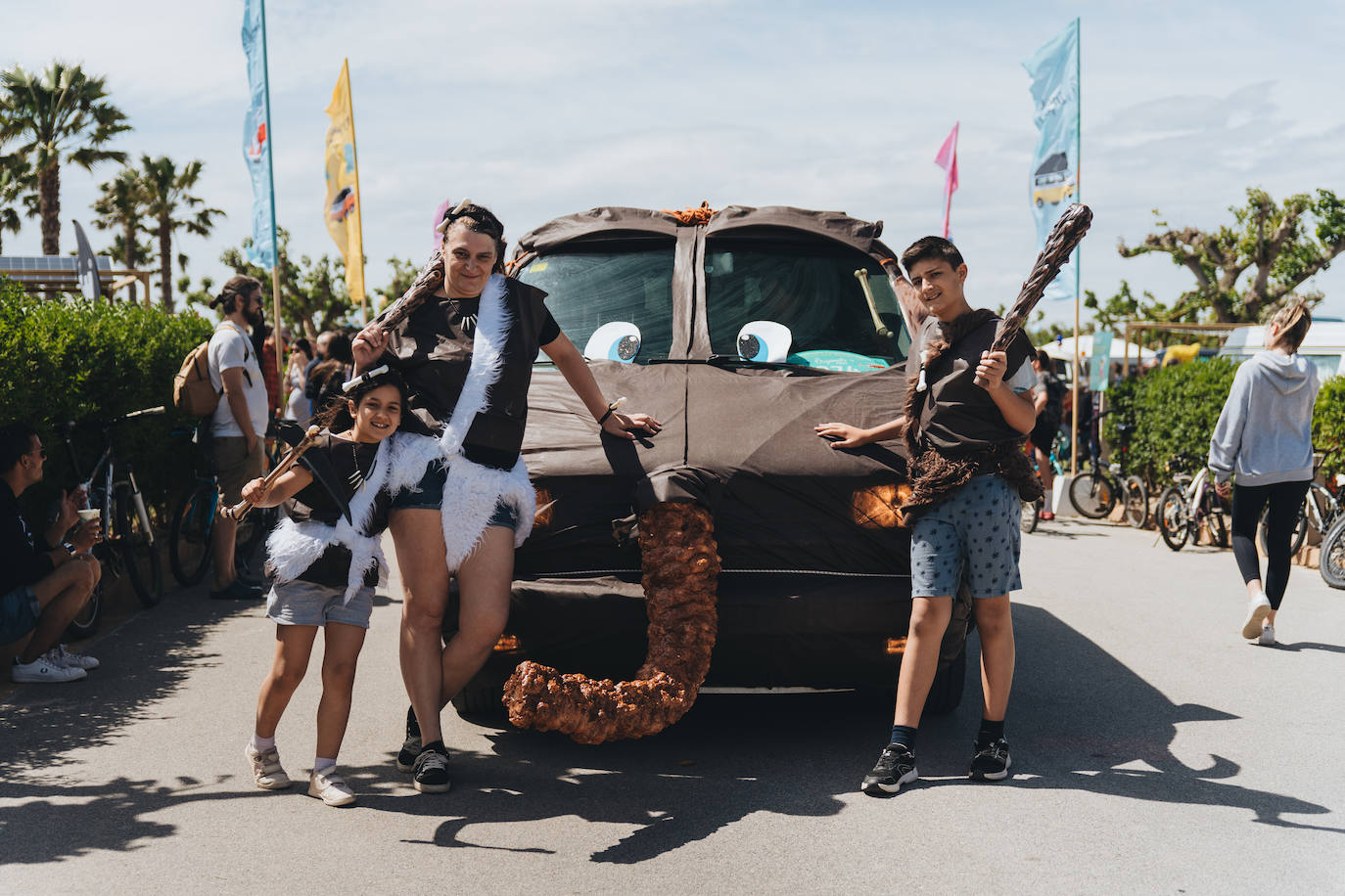 Las distintas generaciones de la Gama T han convivido durante unos días con los últimos lanzamientos de Volkswagen Vehículos Comerciales: el nuevo Amarok, un modelo de referencia en el mercado de los pick up, y la gama Camper completa: con el Caddy California, como modelo de acceso, el mítico California, construido sobre la base del T6.1, y el Grand California, que toma la base del Crafter.