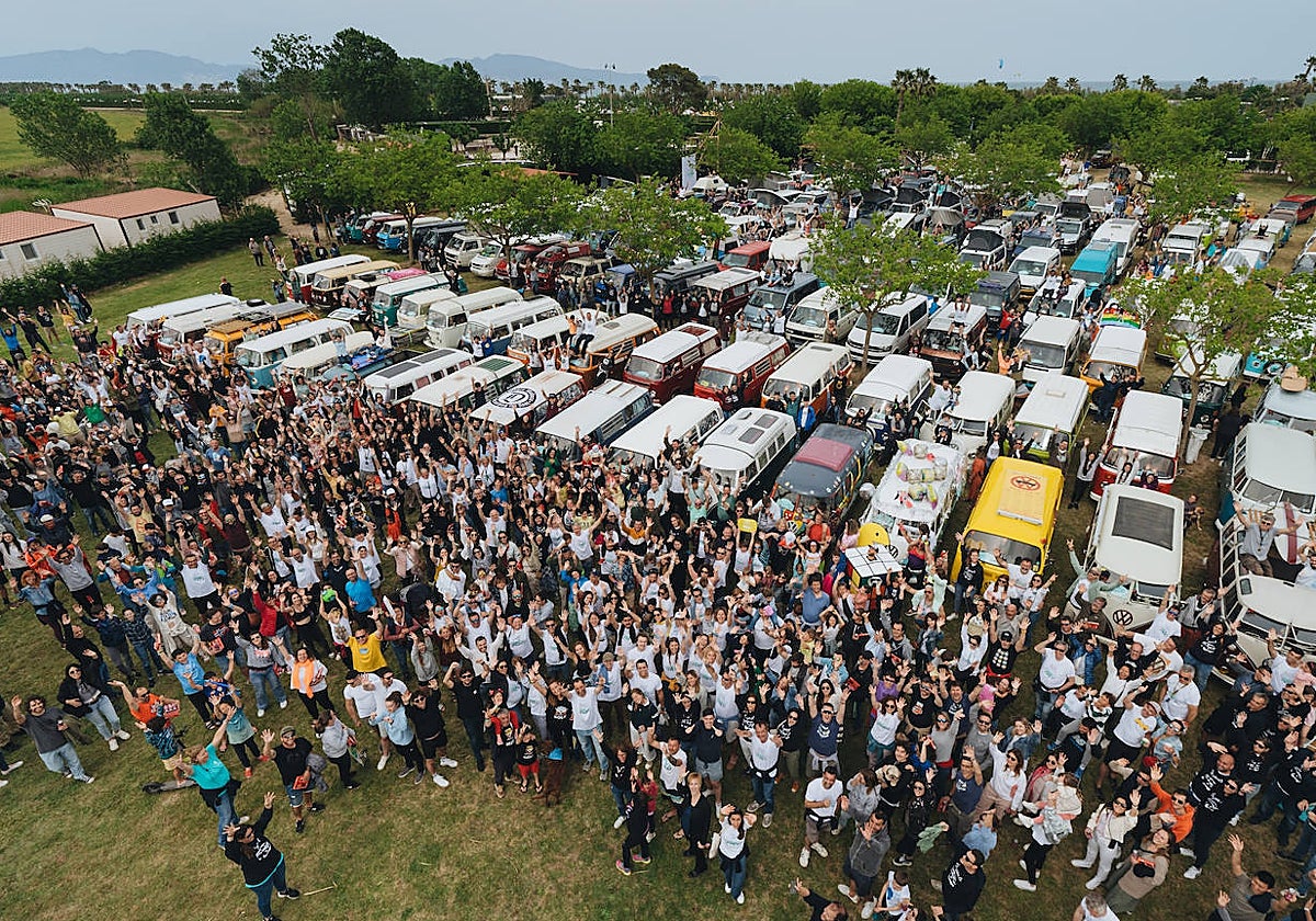 La concentración de ‘furgos’ Volkswagen que se celebra desde hace diecinueve años en el camping La Ballena Alegre en Sant Pere Pescador (Gerona)