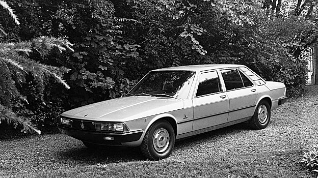 El Quattroporte de 1974, entre un Maserati tracción delantera y un Citroën SM de cuatro puertas