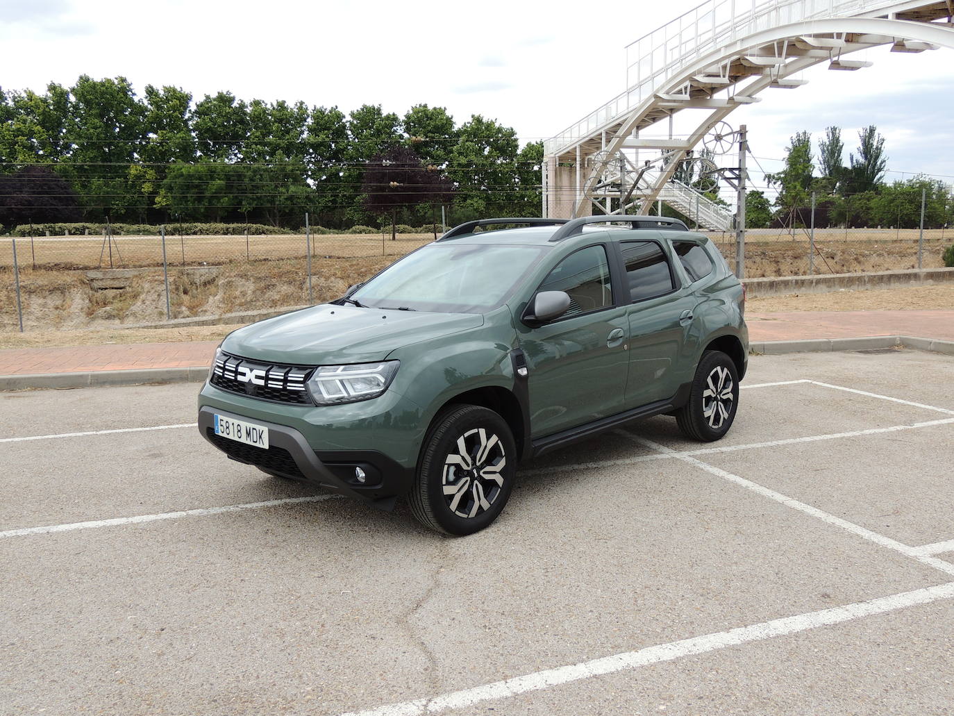 Motivos decorativos “topográficos” en los umbrales de las puertas y en las alfombrillas de caucho en las plazas delanteras y traseras