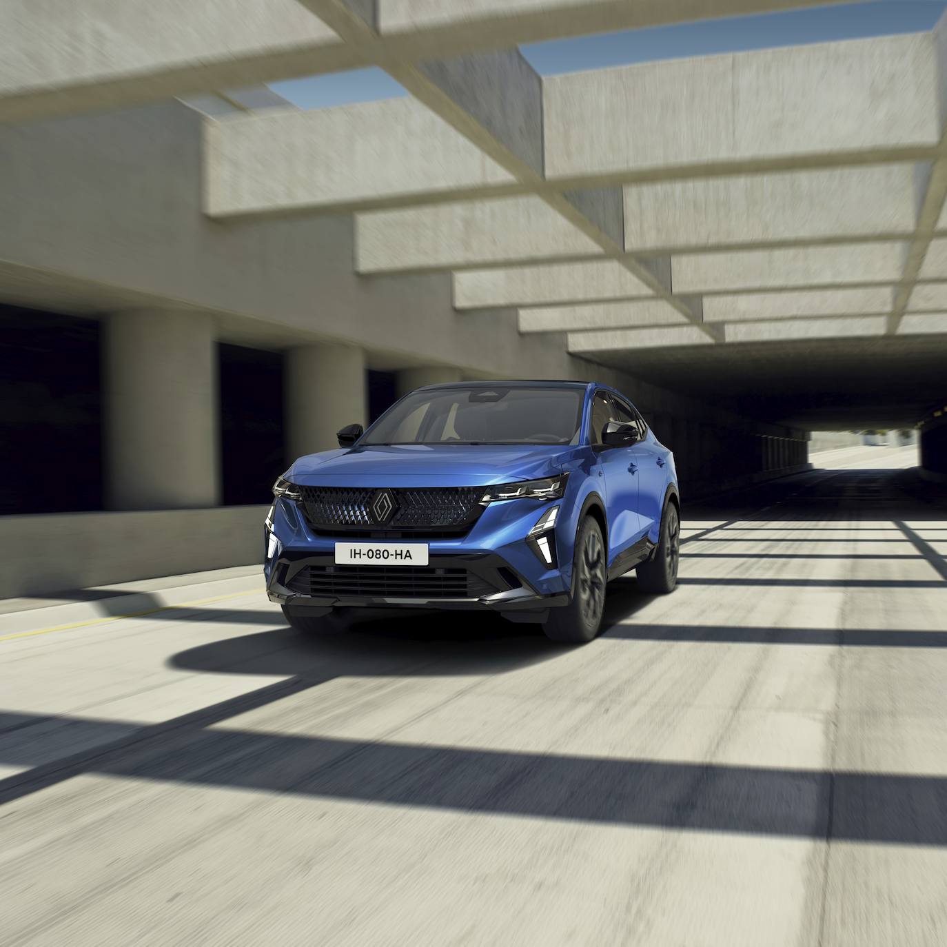 Con los hombros muy marcados alrededor de las ruedas traseras, como si el vehículo estuviera listo para saltar a la carretera.