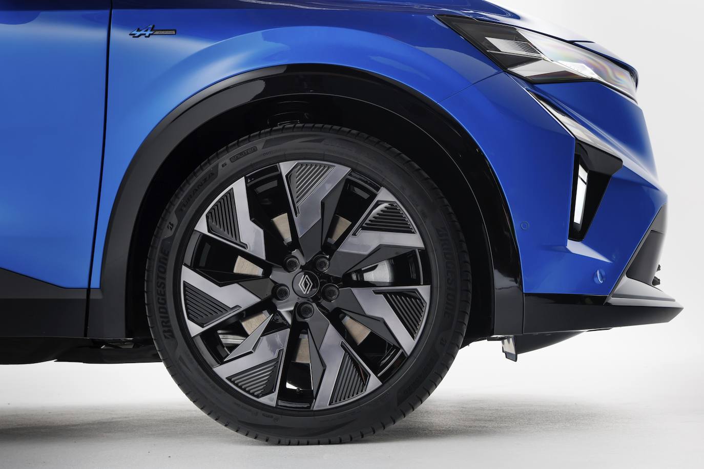 El mayor ancho de vías (+4 cm respecto a Nuevo Espace) confiere una espectacular presencia al vehículo, con unas llantas que quedan enrasadas con la carrocería y que, gracias a su tamaño de 20 pulgadas, llenan los pasos de rueda en la vista lateral.