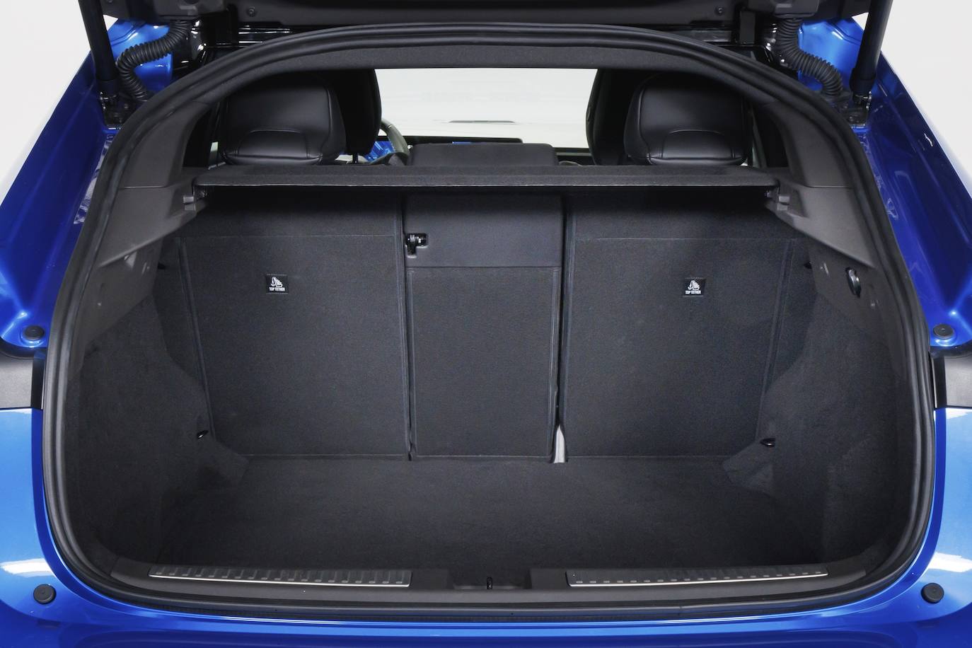 Con una mayor distancia entre ejes idéntica a la de Nuevo Espace (2,74 m), Nuevo Rafale consigue un gran espacio para las rodillas en la segunda fila (302 mm). Su batalla también beneficia al espacio para la cabeza, de 880 mm, al permitir que la línea de techo caiga progresivamente; esta cifra es prácticamente idéntica a la de Nuevo Espace (892 mm). Por otro lado, su generoso maletero de 647 litros permite transportar un gran equipaje.