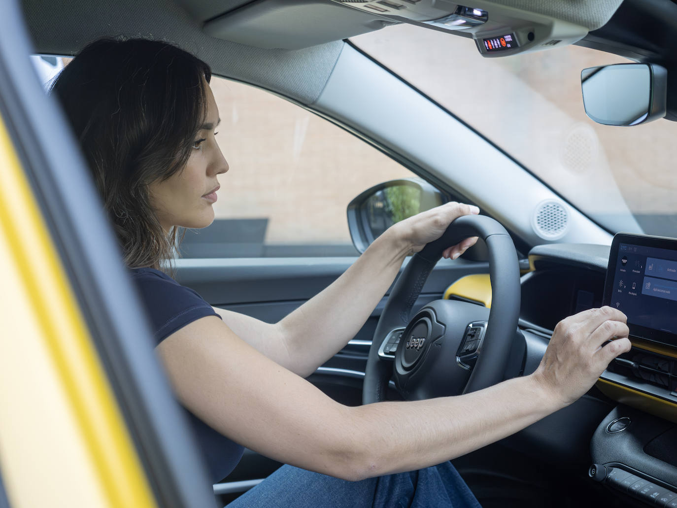 Una actriz versátil y elegante que se atreve a explorar medios y terrenos muy diferentes y que llegó al mundo de la interpretación por una corazonada que la hizo dejar su Huesca natal y su trabajo de maquilladora en una televisión local para matricularse en la Escuela de Interpretación de Cristina Rota, en Madrid