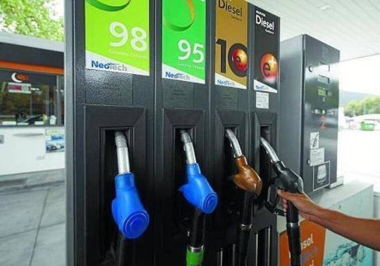 Consejos para ahorrar al repostar gasolina durante la Operación Salida