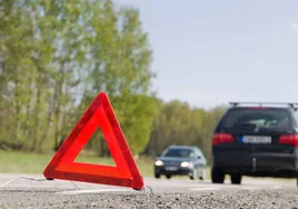 La Guardia Civil explica en qué carreteras ya no es obligatorio poner los triángulos de emergencia y en cuáles sí