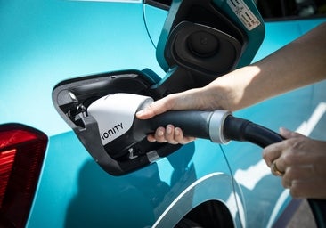 Toma nota de estos consejos si este verano viajas en coche eléctrico