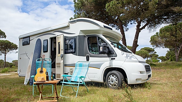 Imagen de una acampada con autocaravana