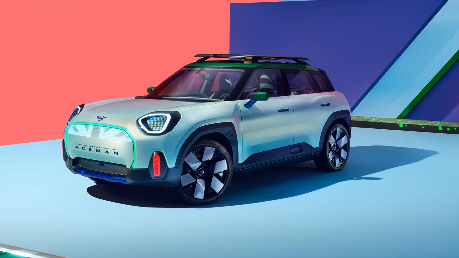 Ha pasado un año desde que vislumbramos por primera vez el Mini Concept Aceman, pero en el Festival de la Velocidad de 2023 obtendremos mucho más que un pico. Está previsto que haga su debut dinámico en Hill, mostrando lo que el futuro podría deparar para Mini, en términos de estilo, diseño interior y rendimiento eléctrico.