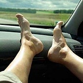 Los bulos más frecuentes en verano: ¿se puede conducir sin camiseta o con chanclas?