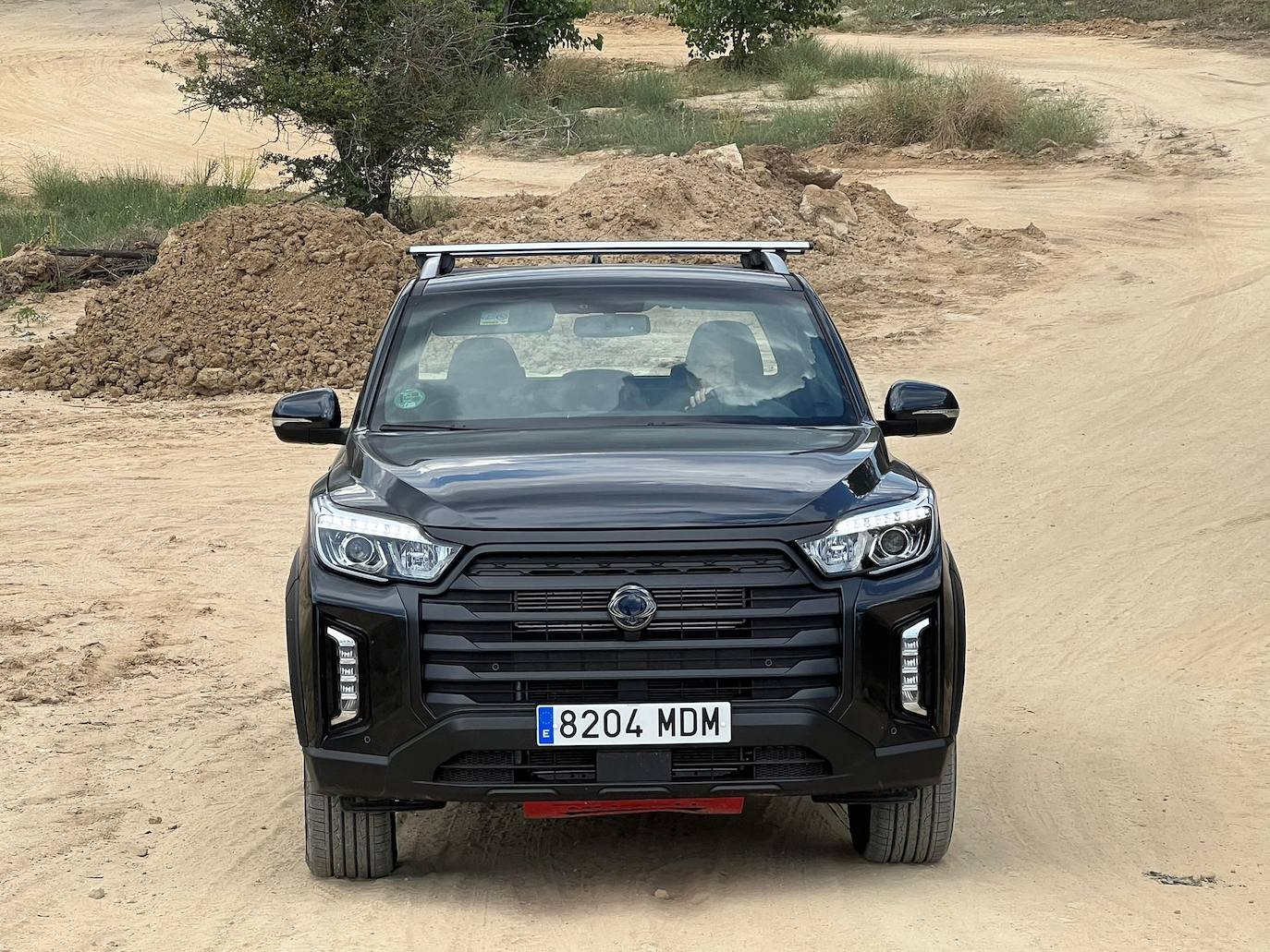 De cuatro cilindros en línea y 2,2 litros de capacidad, el motor e-XDi 220 diésel del SsangYong Musso Sports ofrece un sensacional rendimiento de 202 CV de potencia. Es el mismo propulsor que equipa el actual Rexton y está asociado a una caja de cambios de seis velocidades, que puede ser manual o automática. El par motor es de 400 Nm en la versión manual y 441 Nm en la automática. Además, es capaz de alcanzar una velocidad máxima de 186,5 km/h.