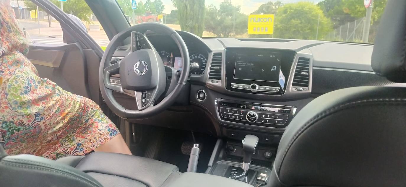 Puede disponer, en función del acabado, de climatizador bizona totalmente automático, interruptores de control remoto y control de crucero en el volante, módulo de cámara frontal con sensor de lluvia y sistema multimedia con pantalla táctil de ocho pulgadas, Bluetooth, Apple CarPlay y Android Auto