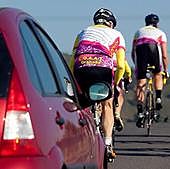 La DGT muestra lo que nunca debes hacer si circulas en bicicleta por la carretera