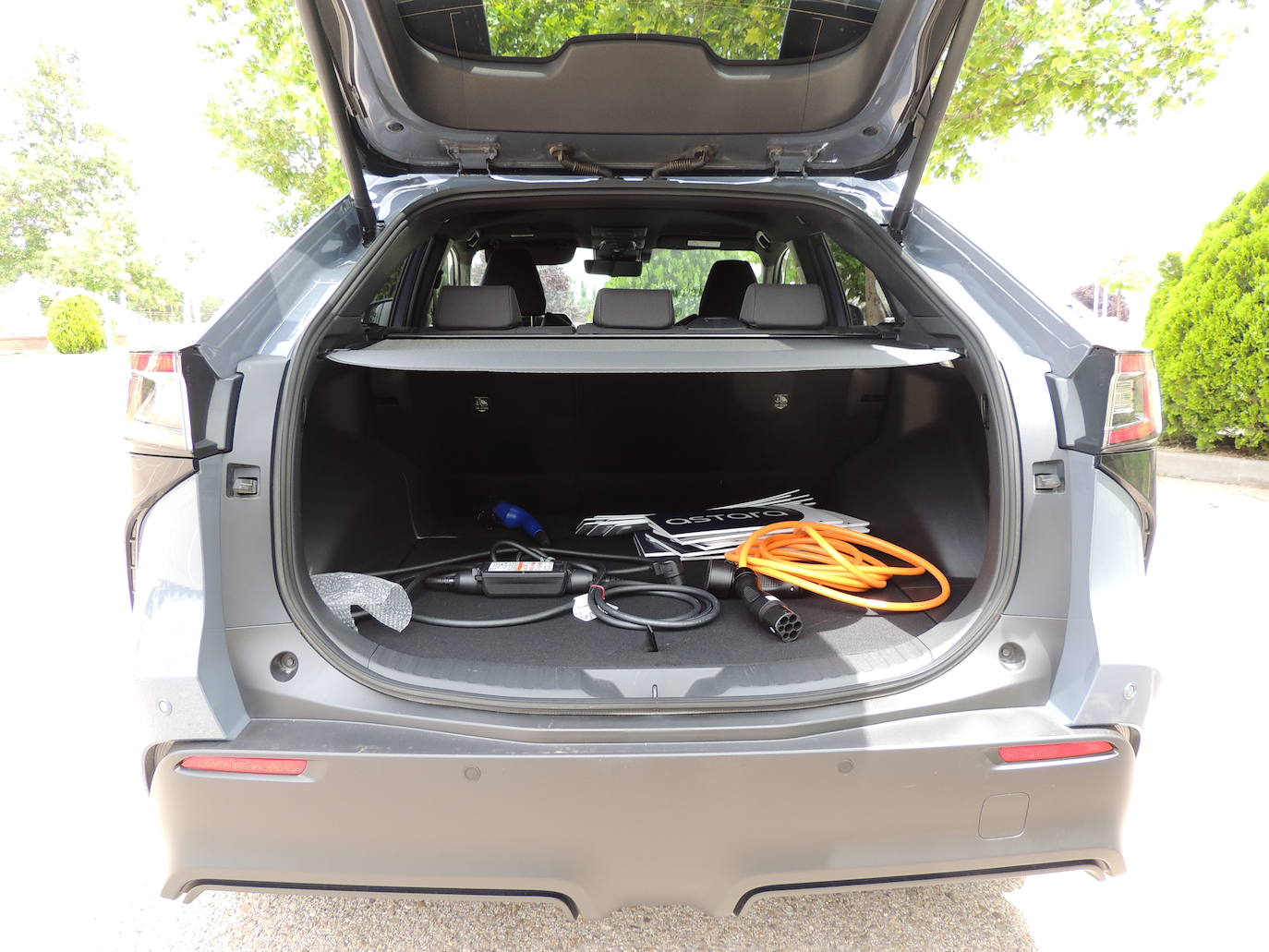 Cuenta con dos motores eléctricos de 109 CV de potencia cada uno, 218 CV en total, que proporcionan una autonomía de hasta 466 km en ciclo combinado y 610 km en urbano (WLTP).