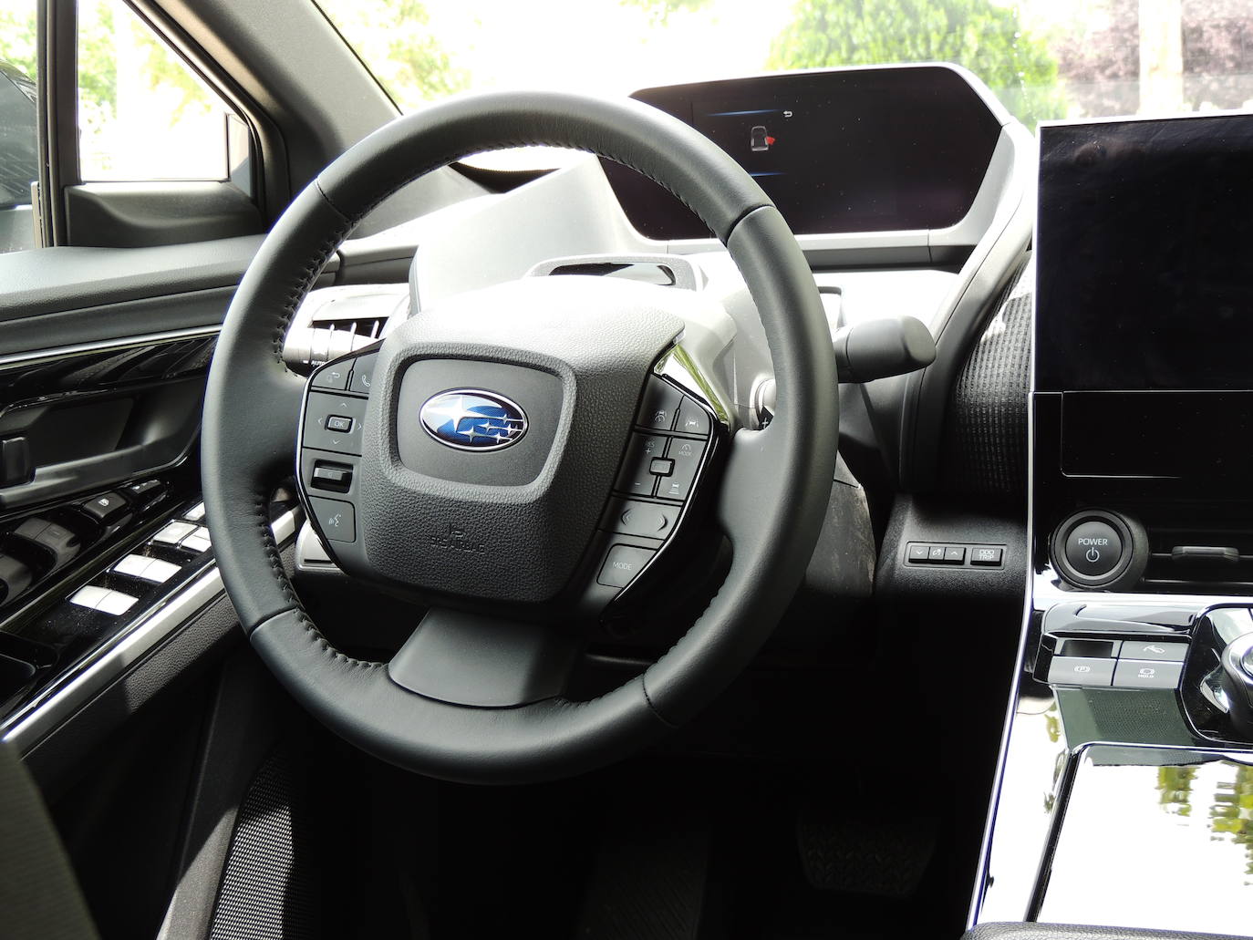 Las funciones de los motores eAxle en la parte delantera y posterior, permiten que la distribución de la potencia y la vectorización de los frenos se controlen de forma continua y precisa para mantener la adherencia de cada rueda. El agarre optimizado, propio de Subaru, garantiza una tracción estable en cualquier condición y superficie.