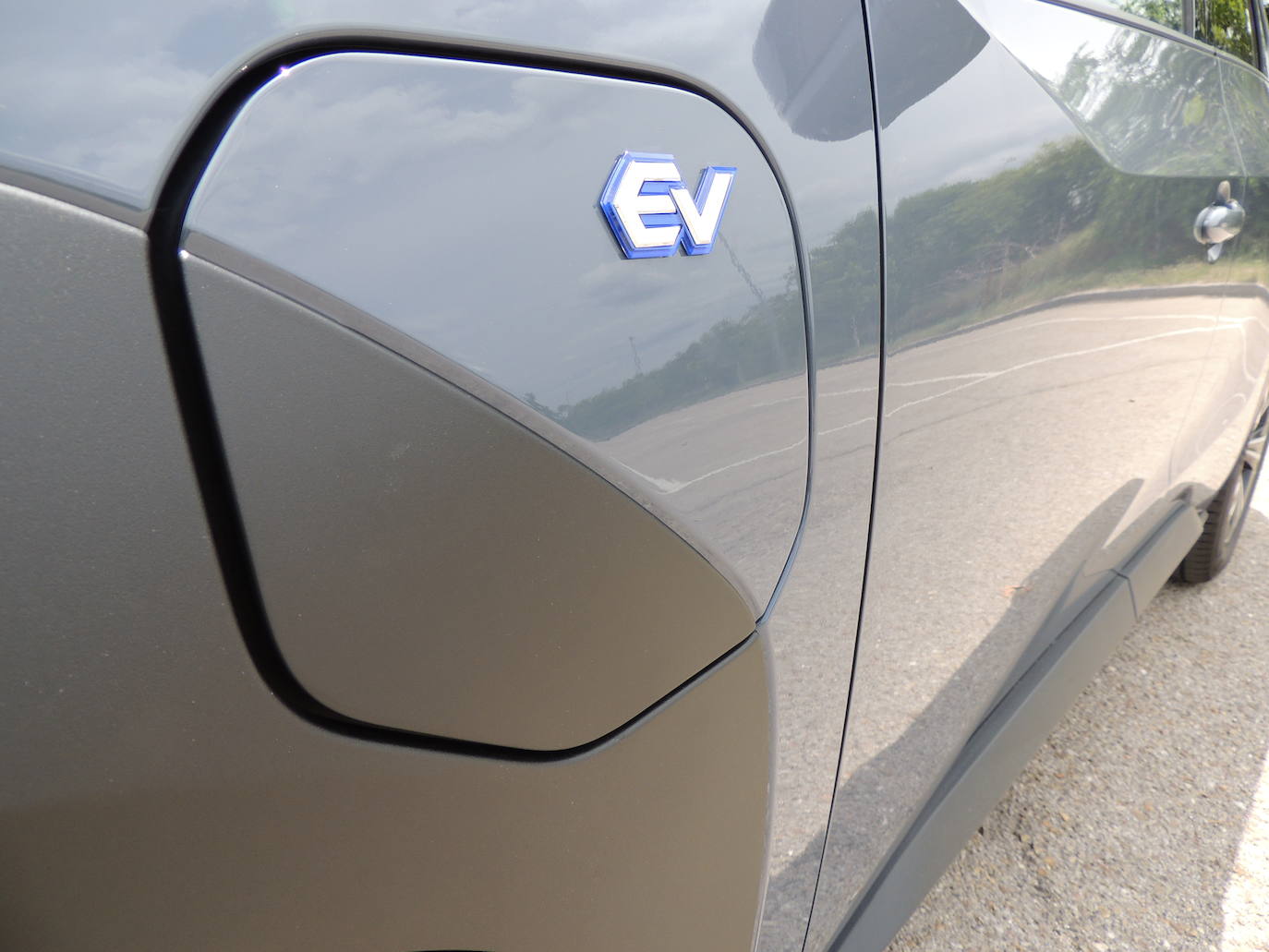 Los ejes delantero y posterior incorporan motores compactos eAxle que permiten la entrega instantánea de todo el par motor para una respuesta potente y rápida y una aceleración lineal. Eléctrico (160kW / 218CV).