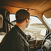 La DGT avisa de la multa que te puede caer por conducir con gorra o sombrero este verano