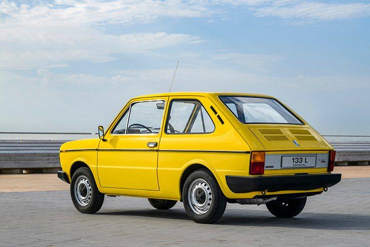 En 1973, cuando estalla la crisis del petróleo, SEAT ya tenía un coche utilitario como el SEAT 127, con tracción delantera. Sin embargo, había un espacio por debajo para un coche más económico, puramente ciudadano, con el espíritu del SEAT 600. Al modelo que nació en mayo de 1974 lo llamaron SEAT 133. Heredaba la disposición de motor y propulsión traseras del SEAT 600 y del SEAT 850, con una estética inspirada en el SEAT 127.