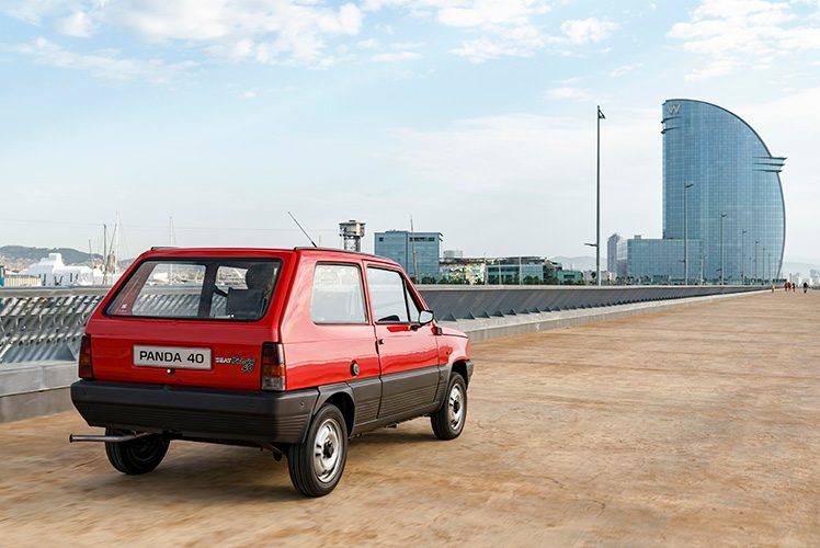 En 1980 un diseño deslumbrante de Giorgio Giugiaro se abría paso. Con un diseño sencillo e inteligente, el SEAT Panda cambiaba por completo la concepción del coche urbano. El motor pasaba a la parte delantera, pero la rueda de repuesto seguía también allí, bajo el capó delantero. Estaba disponible con dos cilindradas, correspondientes a los motores del SEAT 133 y del SEAT 127 (843 y 903 cm3, respectivamente).