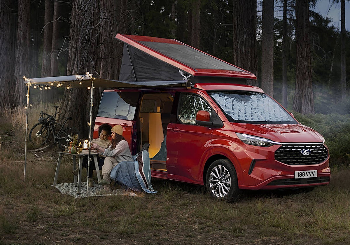 Dos campistas con la nueva Ford Nugget