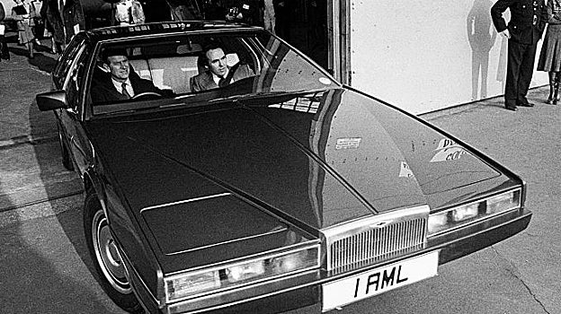 El príncipe Felipe de Edimburgo al volante de un Aston Martin Lagonda