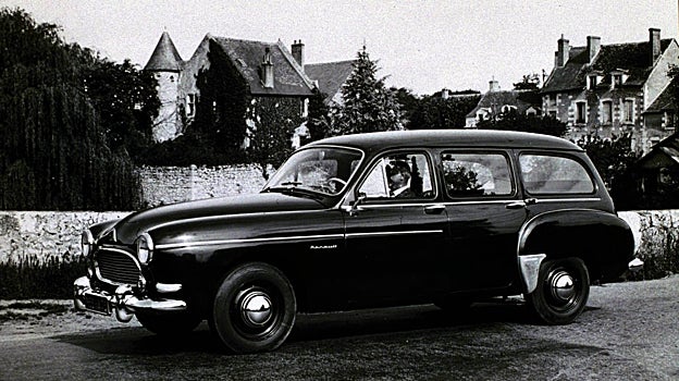 La variante de carrocería familiar «Domaine» llega en 1956