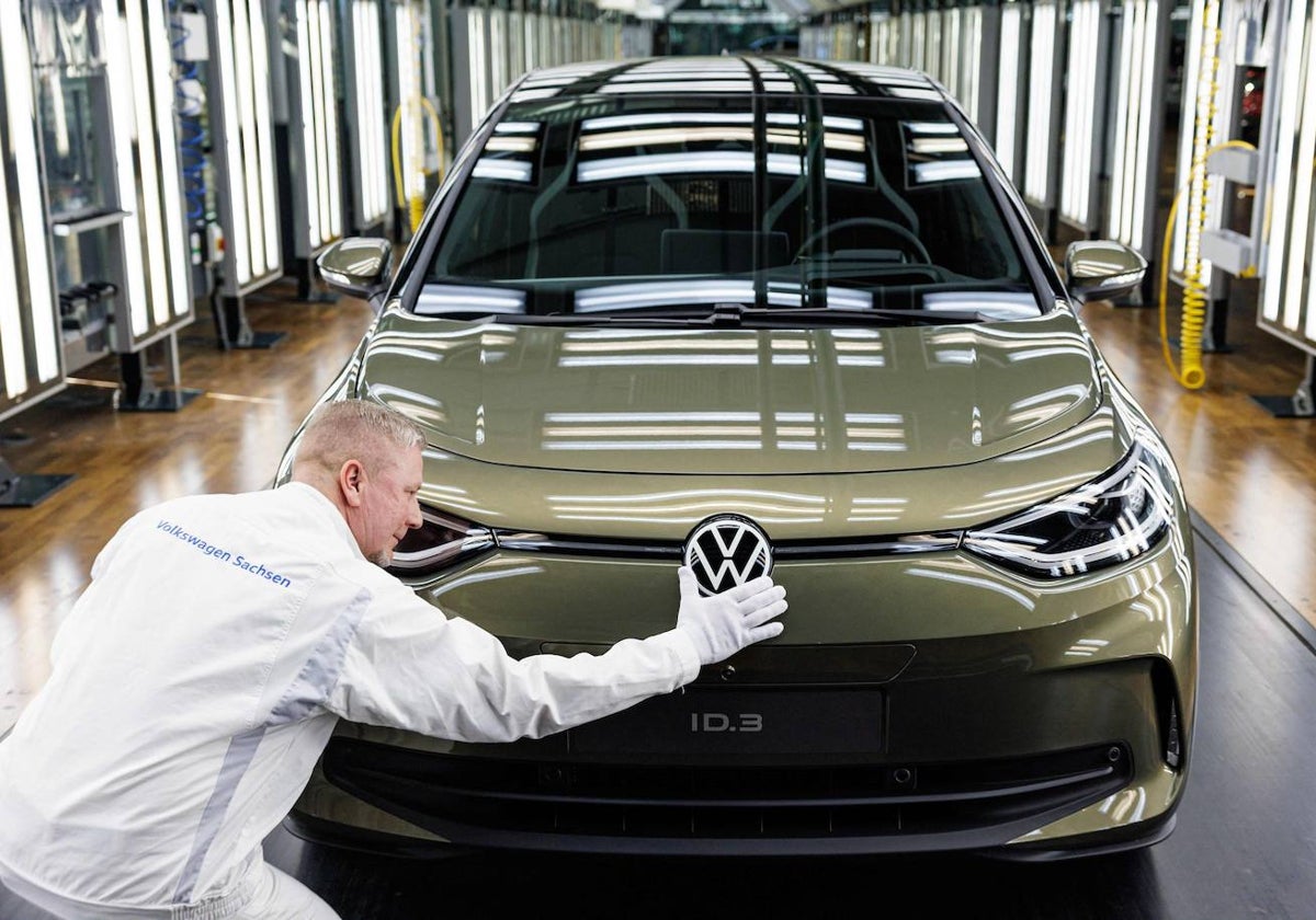 Un trabajador de Volkswagen en la planta de Dresde (Alemania).