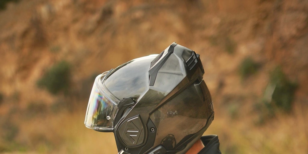 How to communicate, use the phone and the navigator on motorcycles