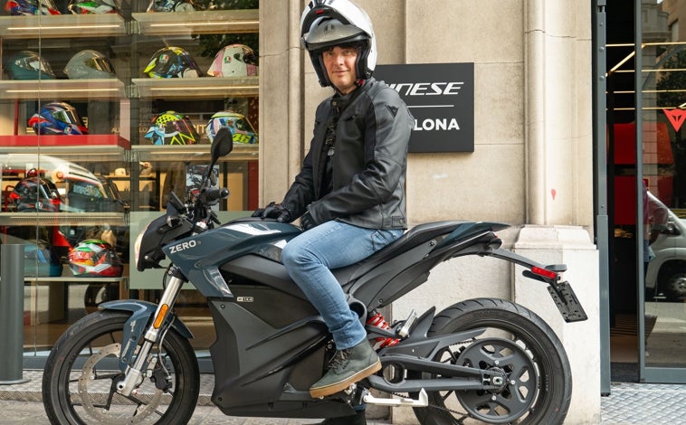 Imagen principal - La moto de Jordi Cruz: el chef se pasa a la movilidad eléctrica