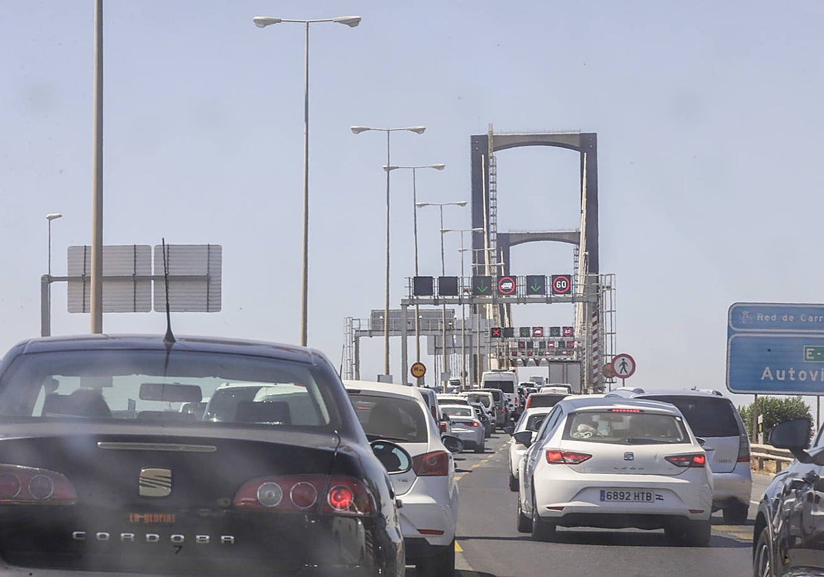 Atasco en el puente del Quinto Centenario (Sevilla).