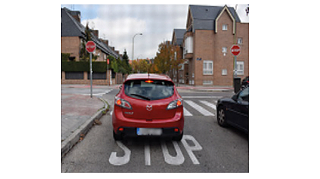 Si se quiere girar a la derecha, ¿cómo se debe avisar a los demás conductores?