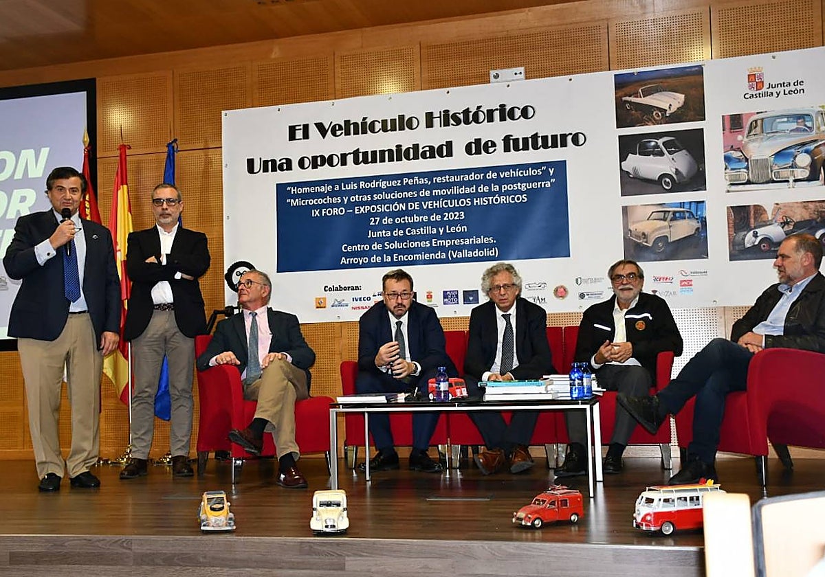 Los intervinientes en las distintas ponencias junto al comisario del foro-exposición, Fernando Romanos