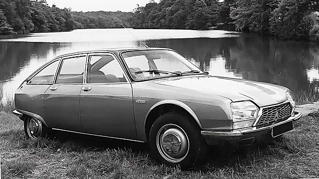 El GS Birotor se distinguía exteriormente por pasos de rueda ensanchados y llantas más anchas con tapacubos cromados