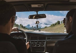 Ensuciar o cambiar la música: Los hábitos más irritantes de los copilotos