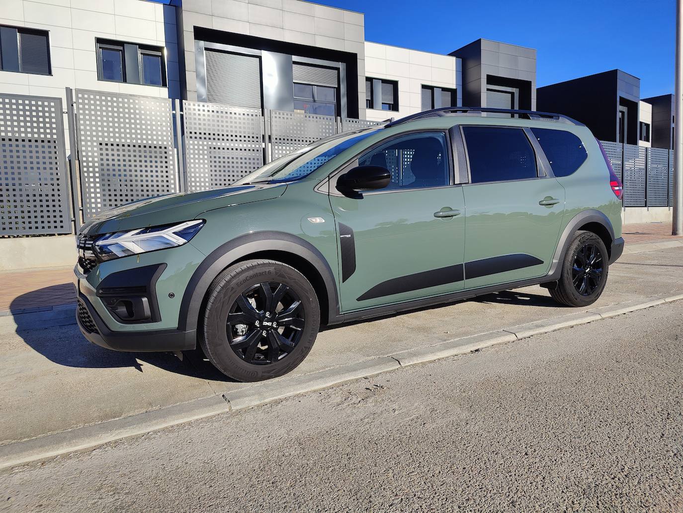 Dacia Jogger propone equipamientos adicionales, en opción o según los mercados. Entre estos equipamientos, cabe destacar la climatización automática con visualización digital, la tarjeta manos libres con apertura a distancia del maletero y el encendido de los faros para encontrar Dacia Jogger de noche. Además de esto, el encendido automático de los limpiaparabrisas, el freno de parking automático, la cámara de visión trasera, la detección de ángulo muerto y las ayudas al aparcamiento en la parte delantera y trasera.