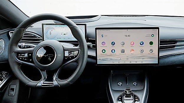 Interior del Seal con su gran pantalla multimedia