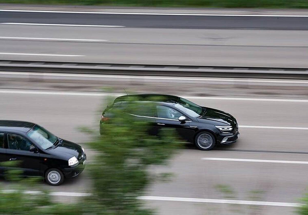 Un turismo adelanta a otro en una autovía