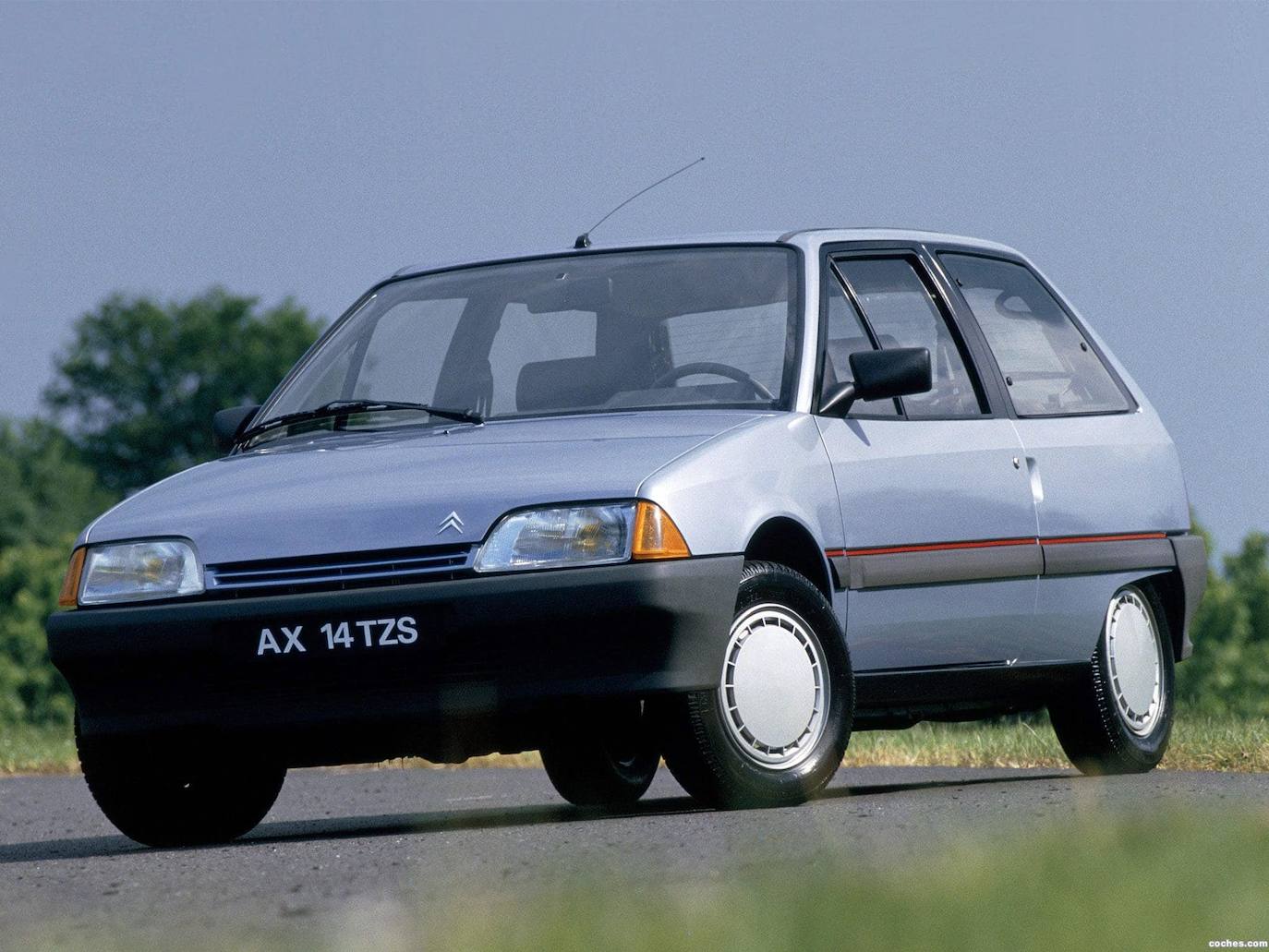 1988 - Citroën AX. Pensado para sustituir al Citroën Visa y a todo un mito como el Citroën 2CV, el AX cumplió con creces sus objetivos, con más de 2.400.000 vehículos producidos. El «pequeñín» de la fábrica de Vigo se enfrentó a rivales de peso como el Audi 80 y el Opel Senator.